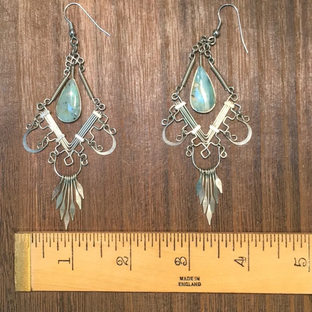 Silver & green stone dangle earrings 4” EUC pierced/fishhook. Stunning bohemian - Picture 7 of 8